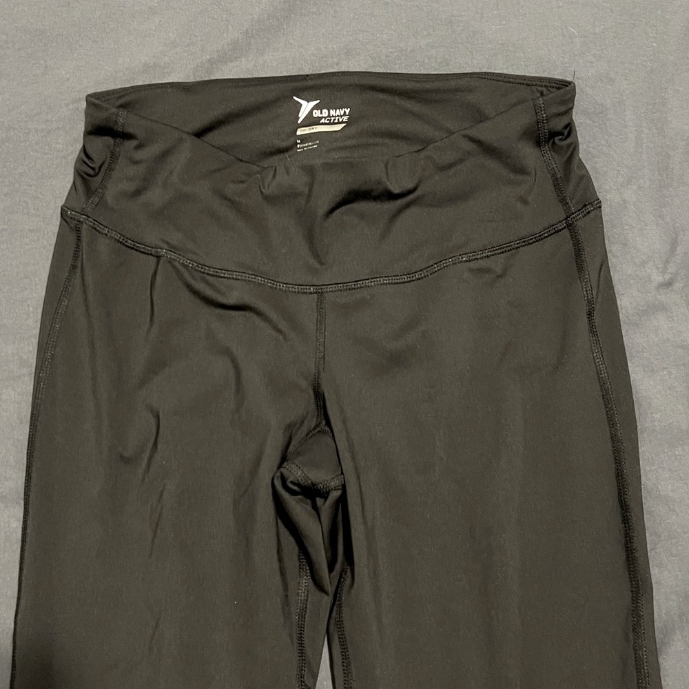 Old navy active cropped leggings with pocket